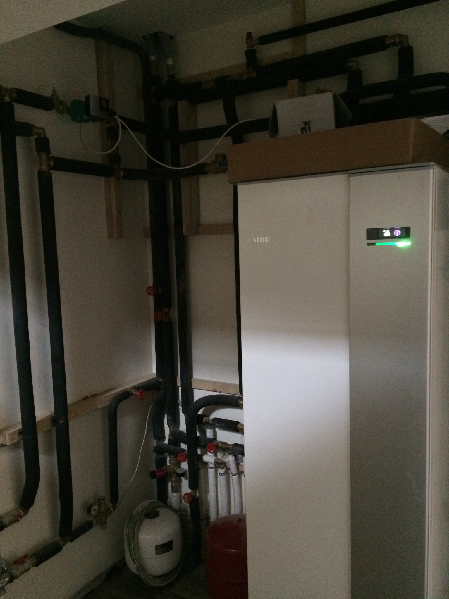 Heat pump unit with its pipework