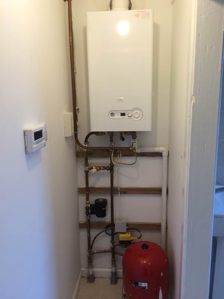 Wall-hung boiler with its controls and pipework