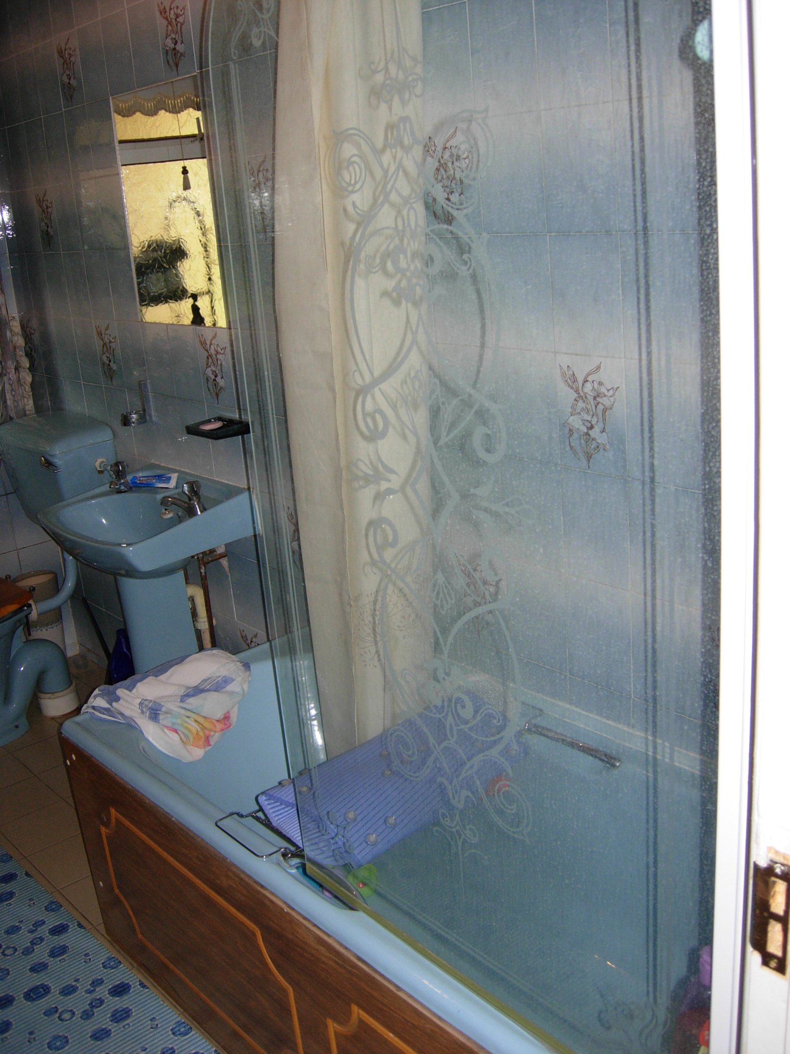Bath with an etched glass shower screen